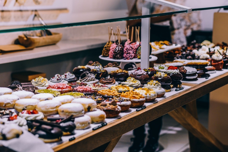 boulangerie-LA ROCHETTE-min_shop_dessert_pastry_bakery_counter-184398